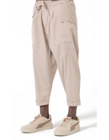 Sarouel Design beige Qaba’il homme coupe ample porté debout