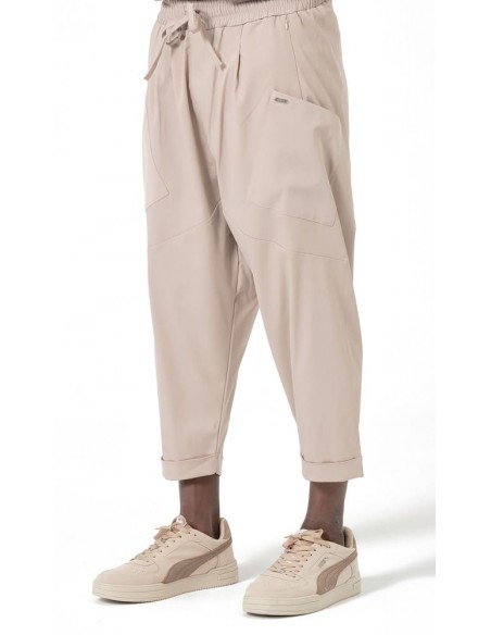 Sarouel Design beige Qaba’il homme coupe ample porté debout