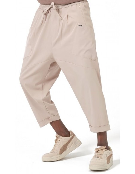 Sarouel Design beige Qaba’il homme coupe ample mastour porté de face